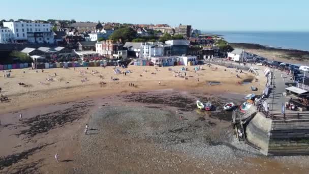 Reihen Von Strandhütten Broadstairs Kent Küstenstadt Und Strand Drohne Luftaufnahme — Stockvideo