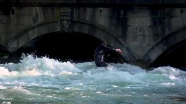 イングリッシュガーデンの入り口にあるアイゼバッハ川は 世界中のサーファーや見物人を魅了しています このスポットは世界中の川サーフィンで有名です — ストック動画