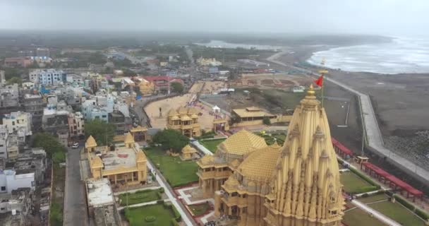 Εναέρια Drone Περιστρεφόμενη Άποψη Του Ναού Somnath Θέα Σπίτια Της — Αρχείο Βίντεο
