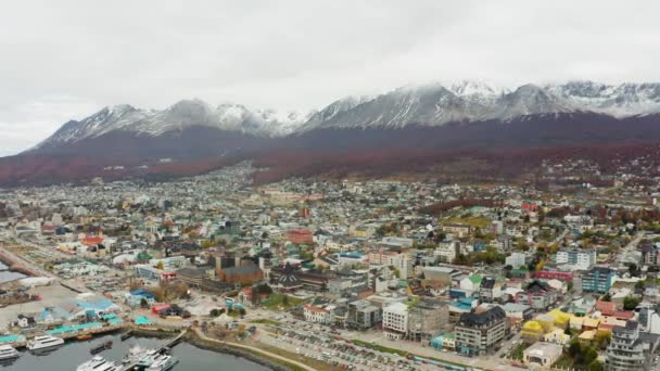 Structurele Mooie Stad Van Ushuaia Een Heuvel Naast Martial Mountains — Stockvideo