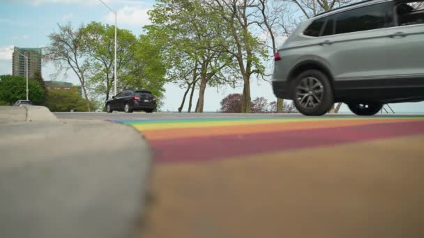 Auto Rijden Een Regenboog Cross Walk Slow Motion Ontario — Stockvideo
