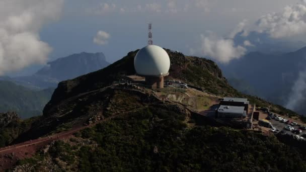 マデイラの山の一つのレーダー メテオ駅周回無人機で他の山の峰との距離に雲がある — ストック動画