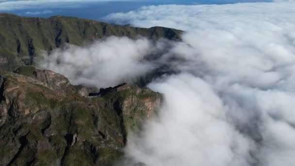 Neerwaartse Kanteling Van Wolkendek Rond Bergen Pico Arieiro Funchal Madeira — Stockvideo