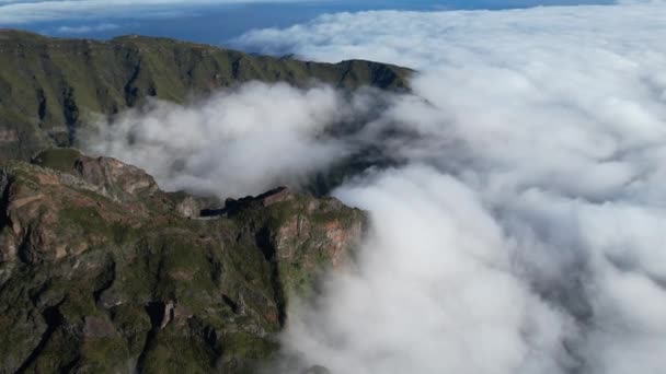 Fotografia Inclinada Para Baixo Cobertura Nuvens Que Rodeia Montanhas Pico — Vídeo de Stock