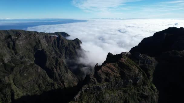 Tiro Hacia Abajo Volando Sobre Pico Arieiro Picos Por Encima — Vídeos de Stock