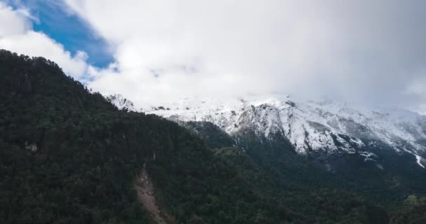 Hyperalpse Snowy Cloudy Mountains Hornopiren National Park Hualaihue Cile — Video Stock