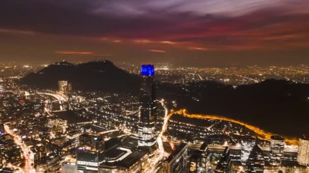 サンティアゴの超高層ビル群 チリのスカイライン 背景に曇り空の夕日 路上の都市照明 — ストック動画