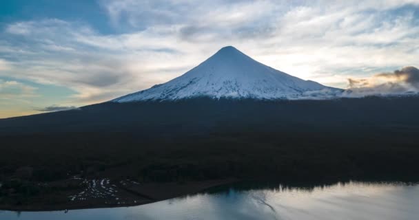 Camion Iperlapsio Aereo Destra Del Vulcano Osorno Tramonto Nuvoloso Lago — Video Stock