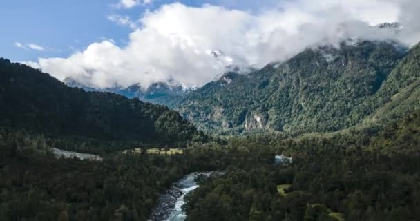 Aerial Hyperlapse Dolly Mglistych Gór Parku Narodowym Hornopiren Hualaihue Chile — Wideo stockowe