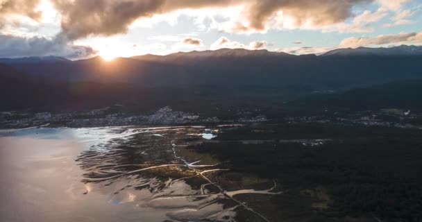 Flyghyperlapse Lastbil Kvar Hornopiren Hualaihue Södra Chile Moln Toppen Bergen — Stockvideo