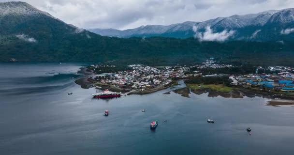 Flyghyperalpse Omloppsbana Runt Hornopiren Hualaihue Södra Chile Färja Vid Hamnen — Stockvideo