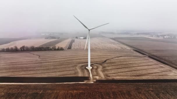 Windenergie Een Mistige Landelijke Omgeving — Stockvideo