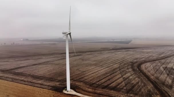 Strzał Drona Turbiny Wiatrowej Wytwarzającej Czystą Energię Mglistym Wiejskim Otoczeniu — Wideo stockowe