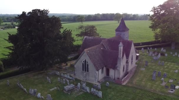汉普郡杜利的乡村教堂 三脚架无人驾驶飞机拍摄的小教堂在中间没有地方 — 图库视频影像