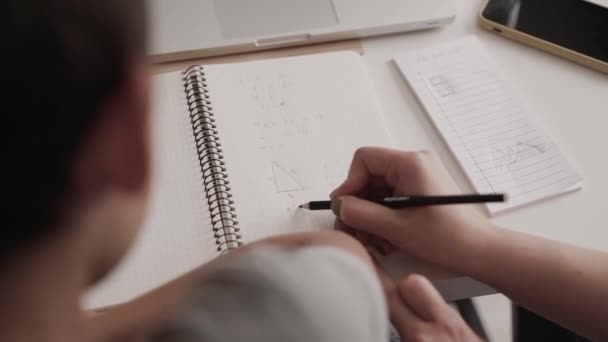 Prywatny Korepetytor Uczy Matematyki Dziecka Filmik Spowolnieniem Nauczyciel Pomaga Odrabianiu — Wideo stockowe