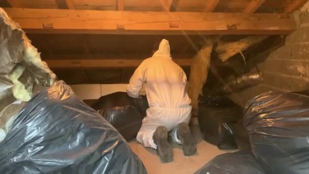 Man Ppe Suit Mask Changingthe Insulation House Put Black Garbage — Stok Video