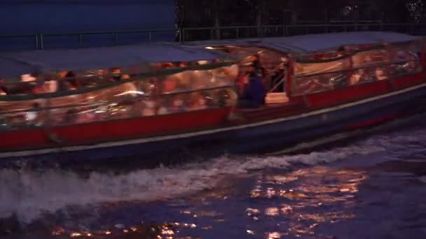 ターミナルからバンコクの夜に海の運河をクルーズする乗客のいる水上バス ワイド — ストック動画
