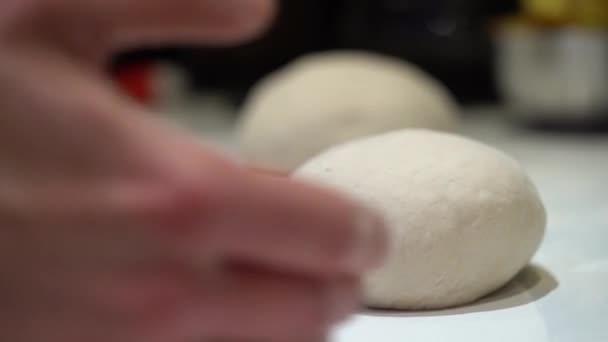 Szef Kuchni Kształtuje Ciasto Pizzowe Rundy Zamknij Się — Wideo stockowe