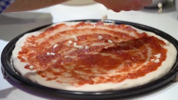 Chef Kok Sprinkling Cheese Pizza Dough Met Rode Saus Pan — Stockvideo