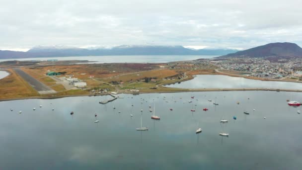 阿根廷乌斯怀亚市游艇俱乐部和机场跑道的空中景观 — 图库视频影像