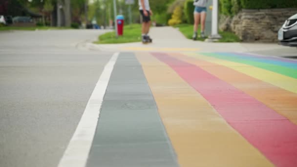 Bilar Kör Över Regnbåge Cross Walk Slow Motion Med Rollerbladers — Stockvideo