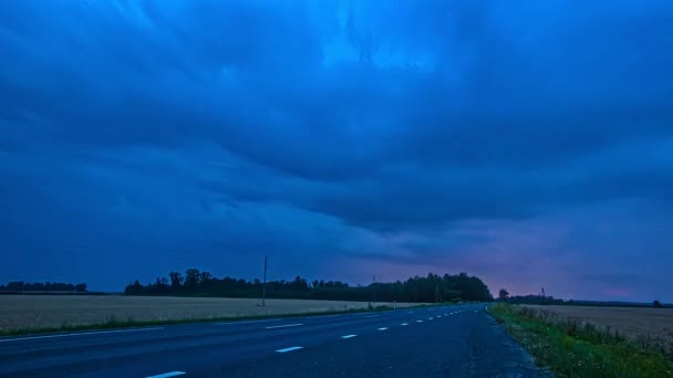 Niski Kąt Ujęcia Błyskawicy Ciemnych Chmur Burzowych Nad Ruchliwą Autostradą — Wideo stockowe