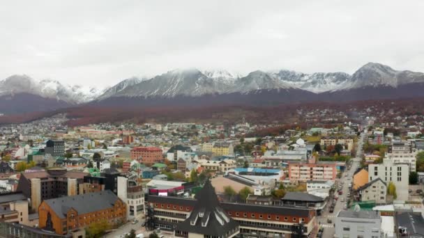 Bygning Regeringshuset Byen Ushuaia Med Kampgletscherbjerge Argentina Nedstigning Fra Luften – Stock-video