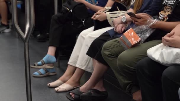 Benen Van Mensen Die Metro Zitten Bangkok Reizen Pov Oogstschot — Stockvideo