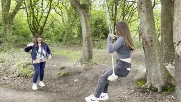 Mutter Und Tochter Amüsieren Sich Auf Einer Selbstgebastelten Schaukel Wald — Stockvideo