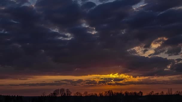 Timelapse Pięknego Nieba Ciemnoniebieskimi Chmurami Ruchu Zachodzie Słońca Promienie Słońca — Wideo stockowe