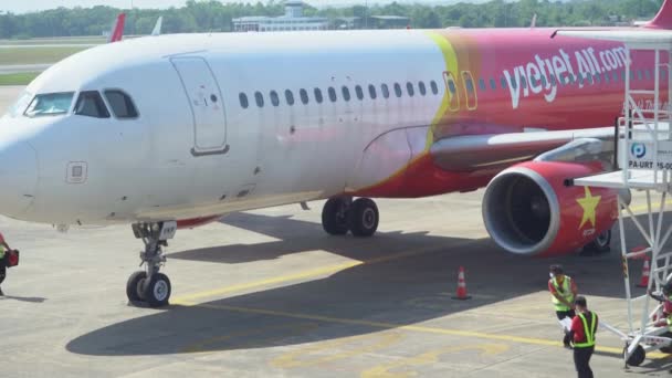 Tripulações Aeroporto Colocando Escadas Embarque Vietjet Air Airbus Vietnã Ampla — Vídeo de Stock