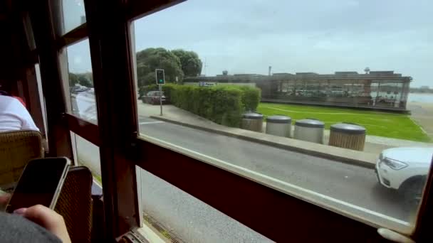 Pohled Dojíždějícího Veřejné Silnice Dalších Cestujících Uvnitř Lokomotivy Portugalském Portu — Stock video