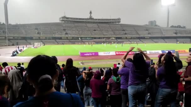 在墨西哥城市大学体育馆举行的女足联盟足球比赛的录像 比赛正在进行中 — 图库视频影像