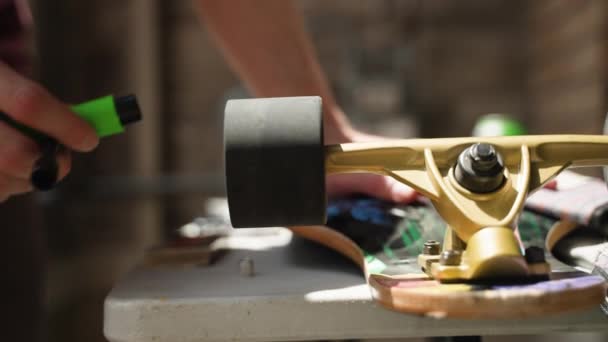 Mãos Homem Como Ele Usa Ferramenta Para Desparafusar Roda Longboard — Vídeo de Stock