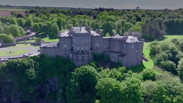 イギリス スコットランド クライドの第二の近くのカルゼン城のショットを明らかにする — ストック動画