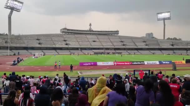 メキシコ シティのUnam大学スタジアムキャンパスで行われた女子リーグのサッカー試合ビデオ — ストック動画