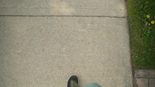 Nézőpont Kérdése Lenézek Betonjárdán Sétáló Lábakra Szuper Lassított Felvétel — Stock videók