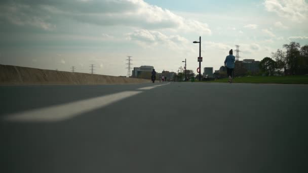 Χαμηλή Γωνία Ποδηλατοδρόμου Καθώς Περνάει Ένας Ποδηλάτης Αργή Κίνηση — Αρχείο Βίντεο