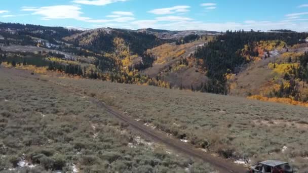 Drone Κλιπ Από Μια Πλευρά Από Την Οδήγηση Ένα Χωματόδρομο — Αρχείο Βίντεο