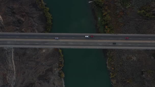 車が川と深い峡谷を強調して運転している間にアイダホ州のペリンネ橋のドローンビデオ — ストック動画