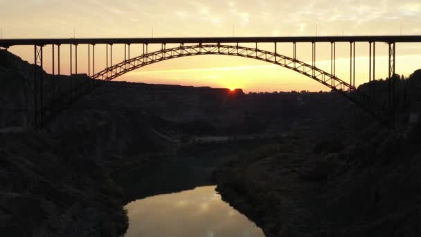 Clip Dron Que Revela Sol Mañana Debajo Puente Durante Amanecer — Vídeos de Stock