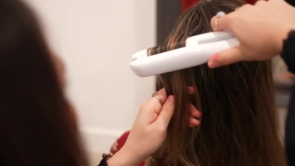 Sobre Ombro Tiro Uma Menina Curling Cabelo Uma Noiva Antes — Vídeo de Stock