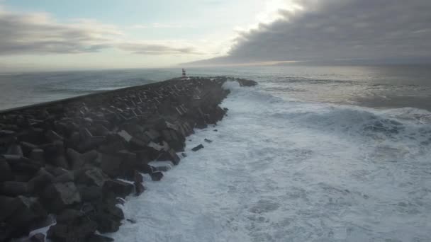 Ondas Poderosas Bater Cais Fundo Natureza — Vídeo de Stock