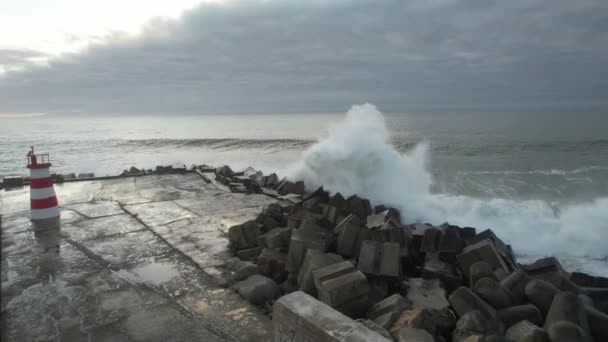 Ola Estrellarse Contra Rocas Océano Turbulento — Vídeos de Stock