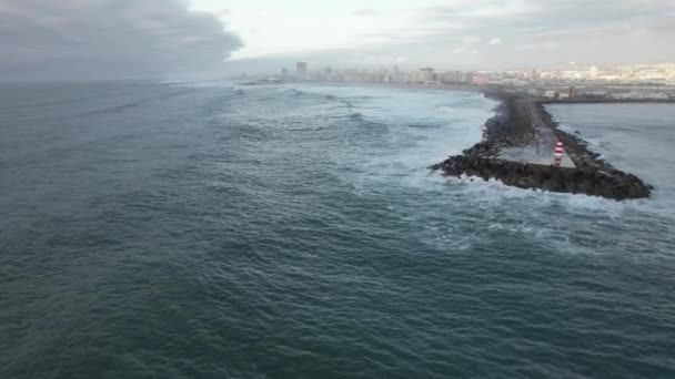 Vahşi Okyanus Dalgaları Kıyı Kayalıklarına Çarpıyor — Stok video
