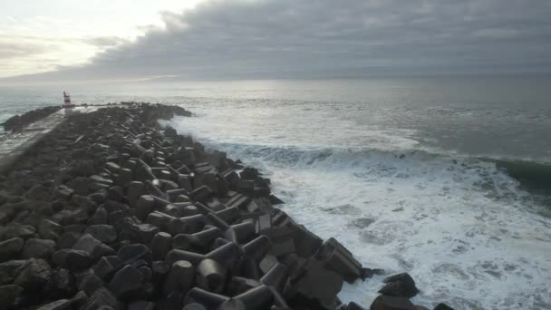 Olas Mar Agitadas Rompiendo Roca Mar Esmeralda — Vídeo de stock