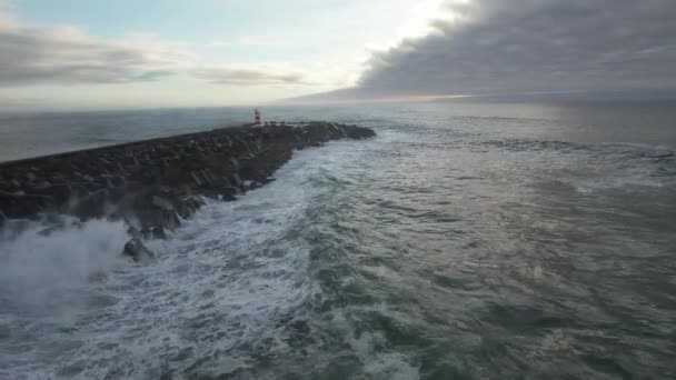 Große Stürmische Wellen Brechen Gegen Nordpier — Stockvideo