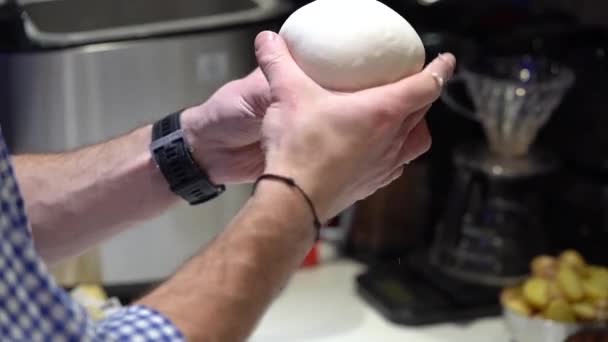 Pizza Chef Met Dough Making Circle Pizza Maken Sluiten — Stockvideo