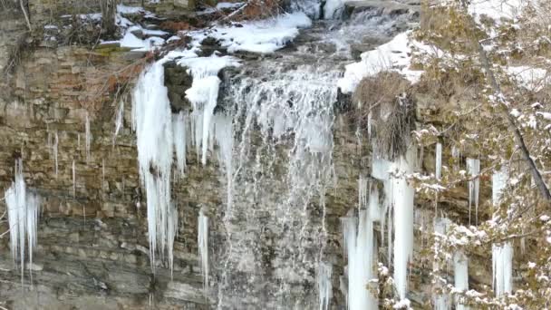 冰天雪地中美丽的瀑布 青山中的流水 冬季或春季 — 图库视频影像