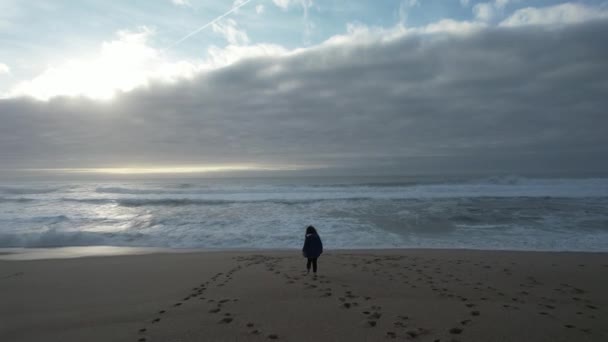 Chica Joven Playa Día Invierno Con Nubes Tormenta Cielo — Vídeos de Stock